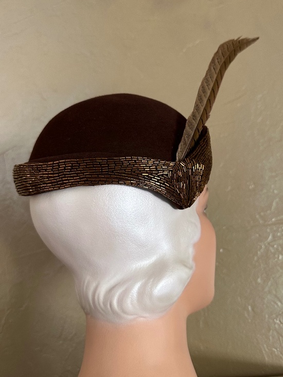 IRRESISTIBLE 1950s\' BROWN COCKTAIL HAT + IRIDESCENT BEADS & FEATHER main image 10